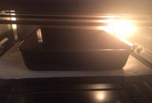 24、宝岛名吃——蓝莓凤梨酥 ,入预热好的烤箱烤制，出炉后晾凉即可轻松脱模