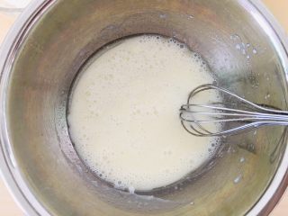3、电饭煲蛋糕,搅拌乳化。