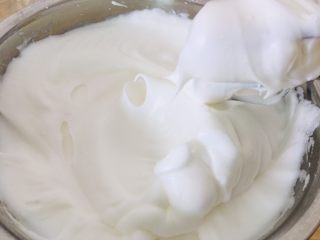 7、电饭煲蛋糕,蛋白分三次加入白糖打发好。