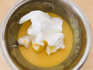 8、电饭煲蛋糕,加入三分一蛋白。