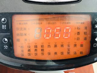 13、电饭煲蛋糕,启动“蛋糕”键。