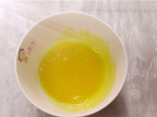 2、法式焦糖布丁,蛋黄搅拌成蛋液