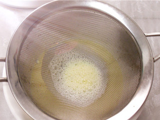 6、法式焦糖布丁,拌好的布丁液过筛两遍