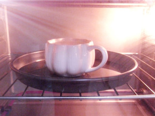 8、法式焦糖布丁,把烤盘放入预热好的烤箱中，中层，上下火170度，烤20-25分钟，仔细观察，布丁表面有焦黄色的斑点即可