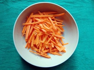 3、金枪鱼沙拉,胡萝卜切成细丝备用。