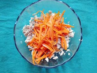 8、金枪鱼沙拉,炒好的胡萝卜放到金枪鱼的碗中。