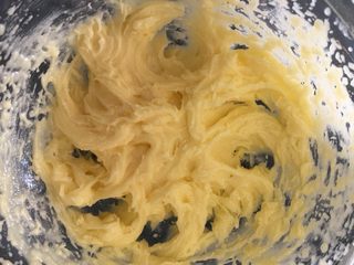 3、巧克力豆燕麦球,用电动打蛋器打一下，状态就是颜色淡了点，有点蓬松了