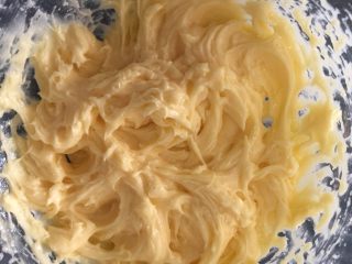 5、巧克力豆燕麦球,还是用电动打蛋器搅打，打到蛋液被黄油完全吸收