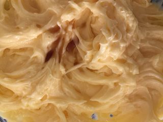 6、巧克力豆燕麦球,滴香草精，打几下混合好