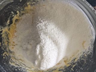 7、巧克力豆燕麦球,用筛子筛入低筋粉