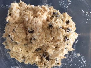 11、巧克力豆燕麦球,搅拌均匀，搅几下就好了，不要过度搅哦，说这样会起筋，那就不酥脆了
