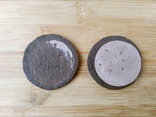 2、奥利奥酸奶盆栽,奥利奥用手从中间掰开。