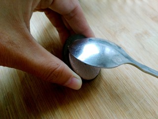 3、奥利奥酸奶盆栽,用小勺把中间的夹心刮掉，只留饼干。