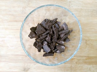4、奥利奥酸奶盆栽,先用手把饼干掰碎放入碗中。