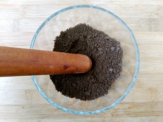 6、奥利奥酸奶盆栽,如图，捣成粉末状，此方法很好用吧！