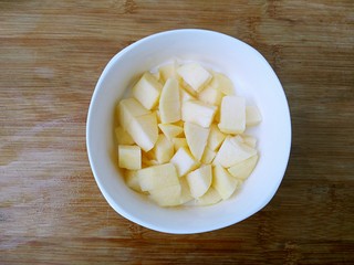 9、奥利奥酸奶盆栽,把苹果放入放好酸奶的杯子里。