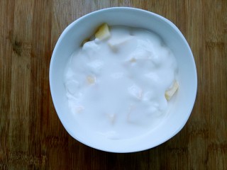 10、奥利奥酸奶盆栽,把剩下的一盒酸奶倒在苹果上边。