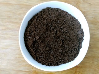 11、奥利奥酸奶盆栽,把捣碎的奥利奥均匀的铺在酸奶上。