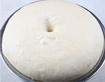 1、台湾香肠什蔬批萨,混合面团材料，面团揉至出筋，盖保鲜膜发酵至原来的2倍大