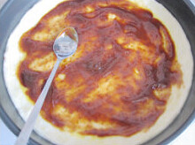 4、台湾香肠什蔬批萨,面片上刷蛋液，再涂抹烧烤酱