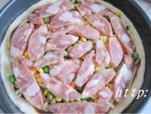 5、台湾香肠什蔬批萨,均匀撒上奶酪碎（用一半留一半），再铺一层什蔬；再将切片的台湾香肠铺满