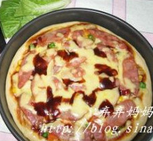 7、台湾香肠什蔬批萨,取出批萨盘，在香肠上面再撒另一半奶酪碎，在点缀一些烧烤酱