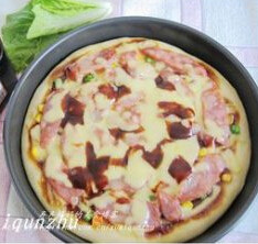 8、台湾香肠什蔬批萨,再将批萨盘放入烤箱，继续烤制5分钟即可