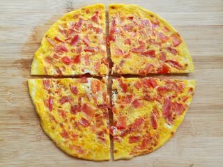 7、番茄鸡蛋三明治,蛋饼切成4块备用