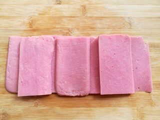 8、番茄鸡蛋三明治,火腿肠片切成0.2cm厚度