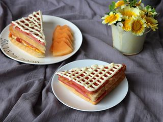 16、番茄鸡蛋三明治,三明治出炉后在火腿肠片上挤上适量的沙拉酱，图案随意