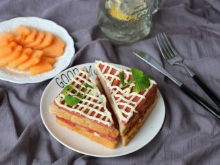 17、番茄鸡蛋三明治,早餐来一份番茄鸡蛋三明治，搭配上水果，元气满满的