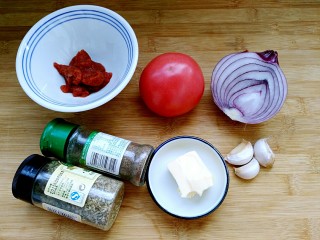 1、百搭西红柿+家庭简易版披萨酱,准备食材！