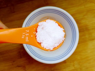 3、百搭西红柿+家庭简易版披萨酱,2. 加入8g白糖。