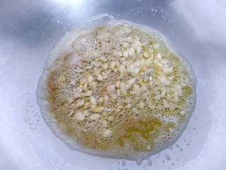 10、百搭西红柿+家庭简易版披萨酱,加入蒜末。