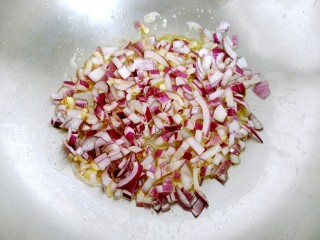 11、百搭西红柿+家庭简易版披萨酱,加入洋葱丁，翻炒均匀。