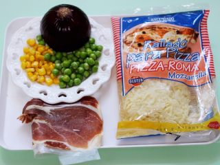 1、培根青豆披萨,首先备齐做披萨的所有原料。