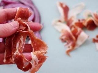 3、培根青豆披萨,把培根用手随意撕成大小一致的片状。