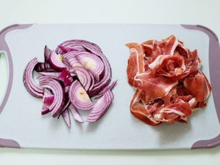 4、培根青豆披萨,把洋葱洗净后用刀切成薄片。