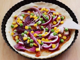 7、培根青豆披萨,这个时候再放上青豆和玉米粒。