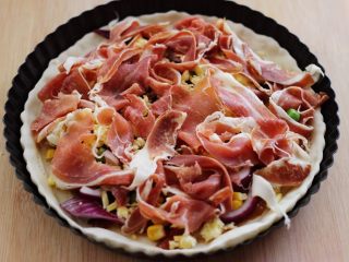 8、培根青豆披萨,再把用手撕成片状的培根铺到上面。