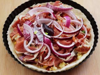 9、培根青豆披萨,上面再加入一些洋葱片。