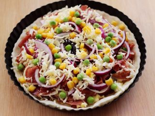 11、培根青豆披萨,上面再加上一些青豆和玉米粒，因为宝贝喜欢吃，所以我喜欢把料放的足足滴。