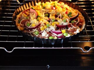 12、培根青豆披萨,烤网放入烤箱中层，把做好的披萨放在烤网上。