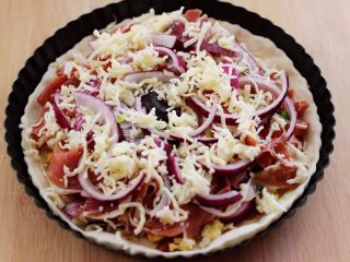 10、培根青豆披萨,最后再撒上一层芝士。