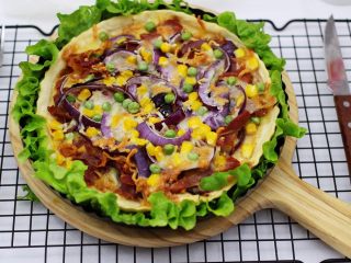 13、培根青豆披萨,香酥脆皮的披萨出炉咯，取出烤盘脱模，盘子底下铺上生菜，即可享用咯。