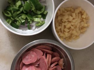 1、热狗土豆披萨,备好所需的材料