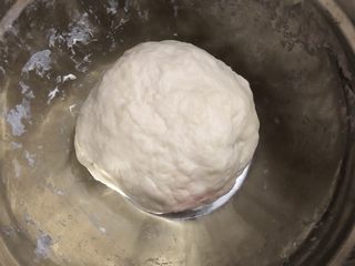 2、热狗土豆披萨,温水泡酵母粉，加入高筋面粉，搅拌成面团