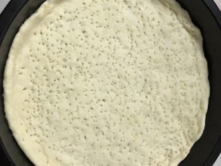 5、热狗土豆披萨,放进披萨模具里，没有工具就用牙签穿一个个小孔