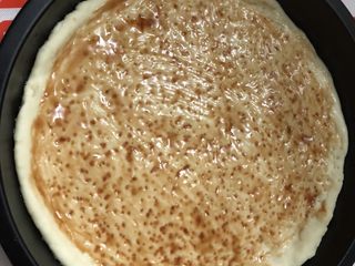 6、热狗土豆披萨,涂上番茄酱