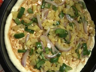 7、热狗土豆披萨,铺上土豆青椒洋葱
